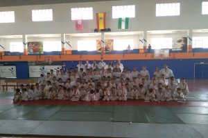 Alcalde y concejal de Deportes con los alumnos de la EDM de judo.