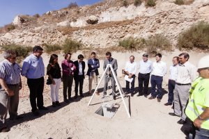 El alcalde de Almería, Ramón Fernández-Pacheco, en la primera piedra del futuro edificio de Urbanismo.