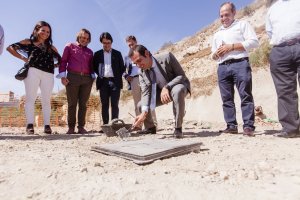 El alcalde y miembros del equipo de gobierno en la primera piedra del futuro edificio de la Plaza Marín.