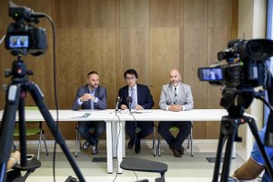 El concejal Guzmán (centro), con el delegado de Innovación, Miguel Angel Tortosa, y Joan Cruz, de Fundación Telefónica