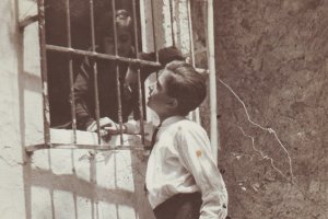 Paco y Anita Sánchez en 1928, haciendo la rueda del pavo, es decir, cortejándose.