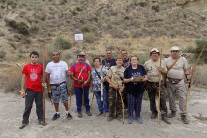 La alcaldesa de Rioja, junto a un grupo de tiradores.
