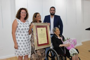 El Ayuntamiento entregó un pergamino con el acuerdo del equipo de gobierno como recuerdo del evento.