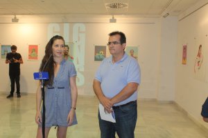 La ilustradora Aurora Rumí; y el diputado provincial, Antonio Jesús Rodríguez.