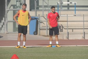 Marco Motta y Fran, este martes en el campo Anexo.