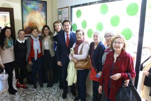 El alcalde Francisco Góngora, junto a Mª José Martín y Julia Ibáñez en el Centro Asociativo Municipal