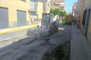 Trabajos de asfaltado en la calle Antonio Machado de Viator.
