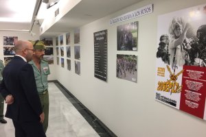El general Martín Cabrero y José Medina en la inauguración de la muestra.