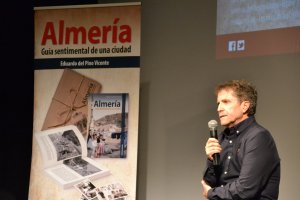 Eduardo D. Vicente en la presentación de su libro.