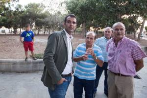 el alcalde visitando el Parque de los Pinos.
