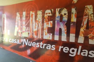Panel en el túnel de acceso al Estadio.