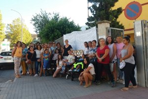 Padres y alumnos se congregan cada mañana en la puerta del colegio para pedir un monitor más.