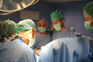 Un equipo médico en una intervención quirúrgica en el Hospital Torrecárdenas.