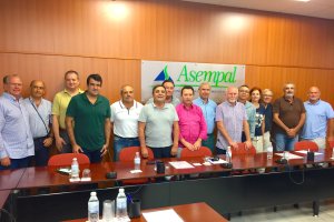 La Mesa del agua mantuvo ayer un encuentro de trabajo en la sede de Asempal para estudiar medidas urgentes que palien los problemas de sequía en el L