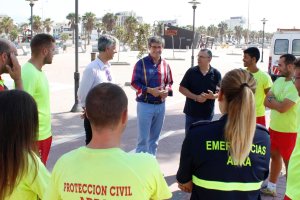 Visita del alcalde abderitano a los socorristas y miembros de Protección Civil.