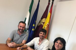Dante Pérez, alcalde de Gimenells (Lérida), con los alcaldes de Bédar, Ángel Collado, y Los Gallardos, María González. Foto: La Opinión de Almería