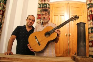 Jordi Franco y Carles Trepat, con La Invencible en la casa-museo de  Torres en La Cañada, donde fue construida hace  133 años.
