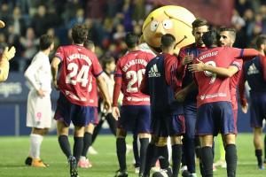 Los jugadores de Osasuna celebrando la victoria.