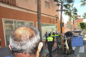 Un vecino observa los restos de un accidente.