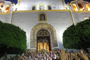 Impresionante y multitudinaria salida procesional del Santo Cristo de La Luz desde la iglesia Nuestra Señora de Ambrox, Dalías.