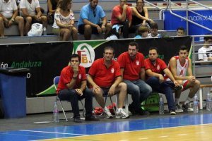 Raúl Fernández atento a los movimientos de los suyos.