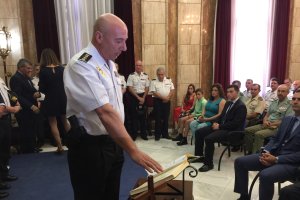 Rafael Madrona jura el cargo ante la mirada de su familia, al fondo