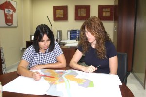 La concejala de Urbanismo, Sonia Cerdán, con la trabajadora del Consistorio