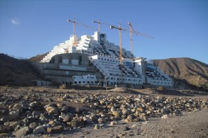 El hotel a medio construir sigue esperando.