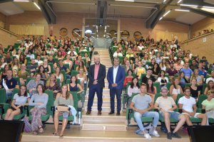 En la imagen, el rector y el vicerrector de Internacionalización en la recepción a los estudiantes Erasmus.