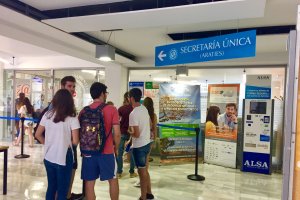 Estudiantes hacían cola ayer a las puertas de la Secretaría Única, en el edificio central de la UAL.