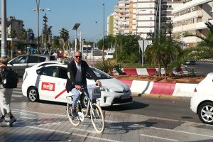 Joaquín Jiménez, delegado Fomento y Vivienda montado en bicicleta