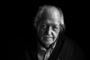 Julio Alfredo Egea en un retrato de Rodrigo Valero, que colabora con el libro.