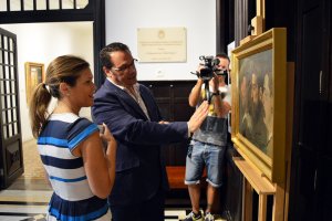 La concejal de Cultura y el director del Doña Pakyta, con la obra invitada.