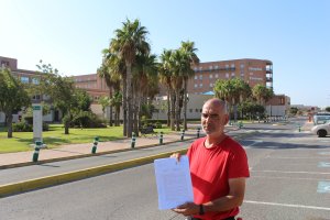 El abuelo con la denuncia frente al hospital.
