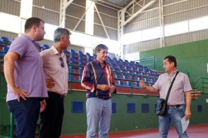 Cortés durante la visita a las obras en la pista.