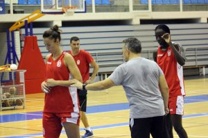 Mendi da instrucciones a sus jugadoras.