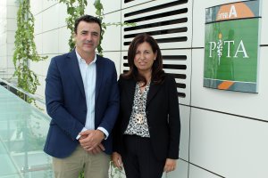 La nueva directora del PITA, Trinidad Cabeo, acompañada por su antecesor en el cargo, Antonio Domene.