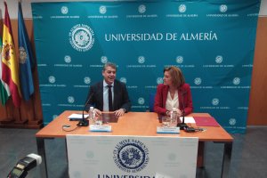 El rector Carmelo Rodríguez y la ministra María Dolores de Cospedal en la UAL en marzo