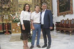 Eduardo del Pino no se esperaba que Carmelo Rodríguez, su amigo de siempre, y rector de la UAL, fuese quien le entregara la placa de Vecino Ejemplar.