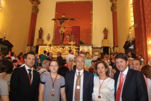 El alcalde y algunos concejales junto al Cristo.