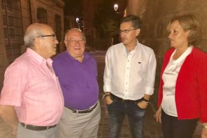 Teruel, con exdirigentes socialistas la noche del pasado lunes.