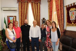 Miembros del Gobierno local cons u acalde (centro) y representantes de Cáritas y de la parroquia huercalense.