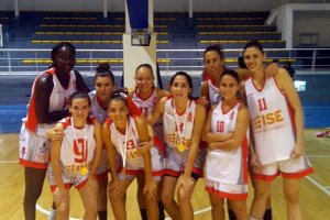 Las campeonas posan con la Copa.