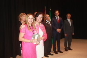 Autoridades durante la entrega de un reconocimiento a los profesores de la prisión.