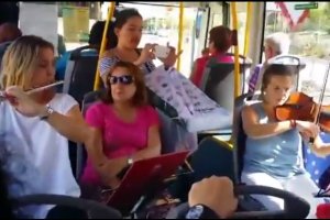 La OCAL ha sorprendido hoy a los usuarios del autobús urbano.