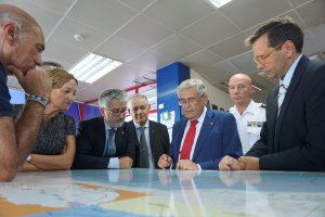 Autoridades visitan la torre de Salvamento Marítimo en Almería