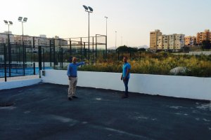 Concejales de Deportes y Hacienda supervisando la zona.