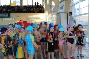 Niños practicando deporte provistos de paquetes de hortalizas dentro de una de las campañas de promoción de este producto saludable