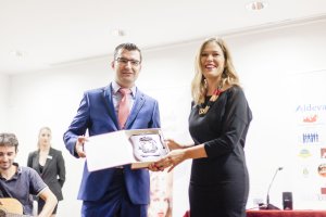La concejal entrega el premio al ganador del certamen
