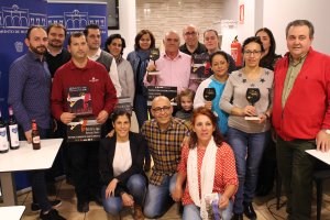 El alcalde y la edil de Comercio con hosteleros participantes y patrocinadores.